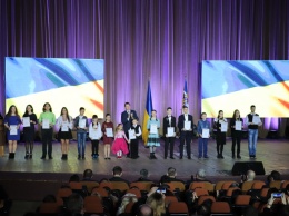 Андрей Гордеев наградил талантливую молодежь области