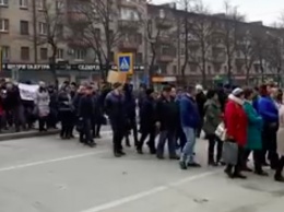 В центре Запорожья митингующие перекрыли проспект - машины едут в объезд (Видео)
