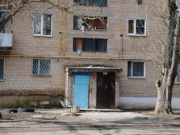 Падающие кирпичи с крыш в самом центре поселка, - жители Мирного показали, где они живут (видео)