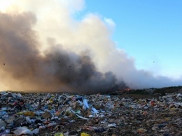 На Днепропетровщине тлеющий мусорный полигон тушили снегом
