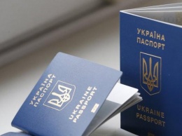 "Двуглавый аусвайс больше никому не нужен": крымчане массово оформляют украинские загранпаспорта