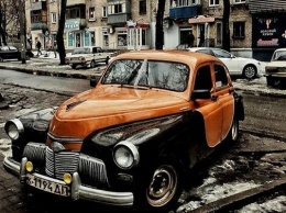 На улицах Запорожья заметили стильный ретро-автомобиль (ФОТО)