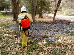 Пожарные ликвидировали два возгорания сухой травы в Крыму