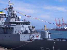 Одесситы поднялись на борт военного корабля НАТО из Турции (ФОТО)