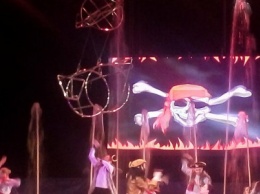 Спецэффекты и «танцующие» фонтаны: мариупольцам представили новое шоу Неверленд (ФОТО)