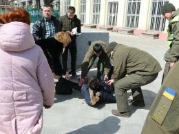 В Одессе на участника Юморины рухнул фрагмент фасада, мужчина потерял сознание