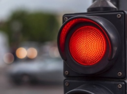 На оживленном перекрестке водитель "плюнул" на красный свет (видео)