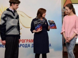 В Донецке призерам IT-конкурса среди юных жителей Донбасса выдали денежные сертификаты
