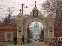 Коммунальщики приводят в порядок одесские кладбища