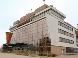 Строители начали монтаж опорных пилонов нового кинетического фасада здания Морвокзала