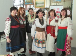 Каменчанам представили коллекцию украинских женских костюмов