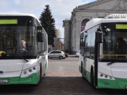 Сегодня на центральной площади Чернигова осмотрели городские электроавтобусы