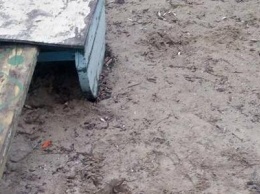 В Кривом Роге на детской площадке женщина провалилась под землю (ФОТО)