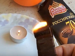 "А жить вообще вредно!": Шокированные россияне проверяю качество шоколада, поджигая сладкие плитки