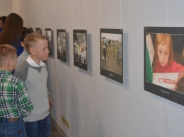 Красный Крест открыл в Мариуполе фотовыставку "Дети на линии соприкосновения"