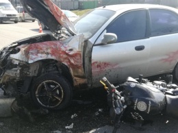 Жуткая авария в Запорожье: мотоциклист потерял много крови (Фото)