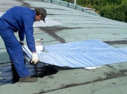 Криворожские частные ЖЭКи ремонтировали крыши даже зимой. Подрядчик дал гарантию на год (ФОТО)