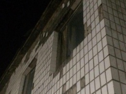 В самом центре Мирнограда разрушается здание 1927-го года, камни падают на головы прохожих