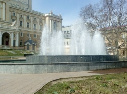 Фонтан возле Оперного театра разбушевался: на Думской площади образовался ручеек (фото)