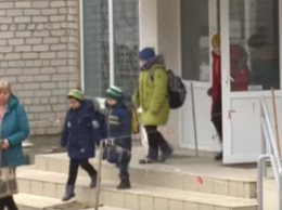 Дети в Донецкой области ходят в школу через линию разграничения