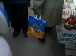 "Сколько метров прошел этот человек?": в Донецке на рынке заметили пакет с надписью "Слава Украине"