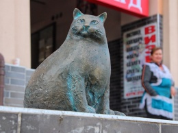 Одессу украсили две новых кошачьих скульптуры: одна изображает знаменитую Базарину