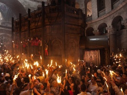 В Иерусалиме тысячи верующих ждут схода Благодатного огня