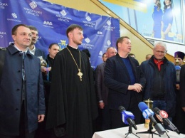Политики доставили Благодатный огонь из Иерусалима в Николаев