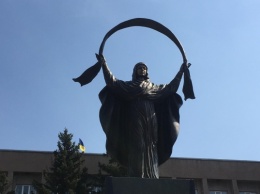 Декоммунизация на Днепропетровщине: на месте Ленина установили скульптуру Богородицы