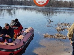 В Киеве опрокинулась лодка с людьми, спасатели ищут пропавших