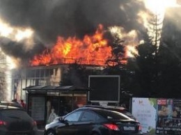 Мощный пожар в российской Самаре: возле ТЦ полностью выгорело здание