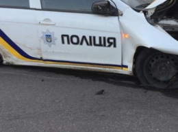 Авария в Кривом Роге: автомобиль правоохранителей влетел в столб (ФОТО)
