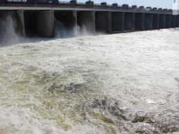 Служба спасения предостерегает: Каховская ГЭС сбрасывает воду