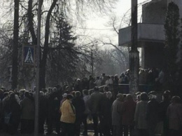 Черниговцы собрались около офисов "социалистов". Ждут обещанных денег