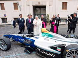 Папа римский встретился с гонщиками Формулы E