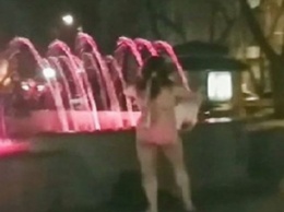Жительница Кременчуга «голым танцем» отпраздновала открытие фонтана