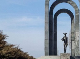Покровскую мэрию просят реконструировать памятник "девочки", - петиция