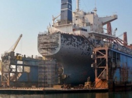 Требующий зарплаты моряк уже полтора месяца живет на судне в Черноморске: ему привезли продукты