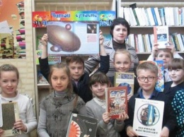 «Через тернии к звездам»: в Мирноградской библиотеке состоялось мероприятие посвященное Дню космонавтики и авиации
