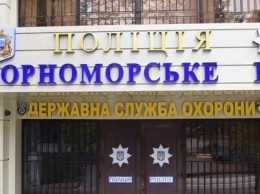 В Черноморске задержаны воры металлической вазы с памятной доски Героя Украины