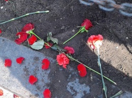 Появились фото, как националисты облили краской памятник генералу Ватутину в Киеве