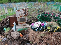 "Мусорные кучи до небес": в Енакиево кладбища превращают в свалки