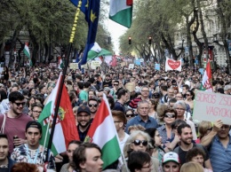 В Венгрии проходит многотысячный марш противников Орбана