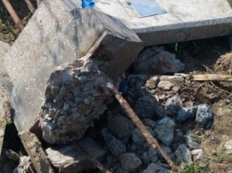 На кладбище в Скадовске неизвестные разгромили надгробные памятники