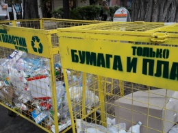 Улицы Одессы: на смену сетчатым контейнерам придут цветные баки
