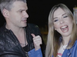 Запорожский певец влетел в рекламный щит со своим изображением (Видео)
