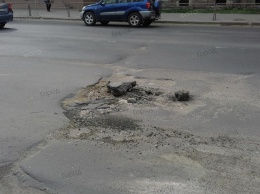 В центре Николаева прямо посреди дороги лежат большие булыжники