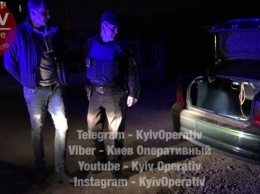 Киевлянин в пьяном угаре бросил автомобиль и пытался сбежать от полицейских (видео)