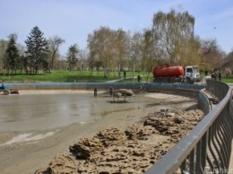 В парке Победы масштабно чистят главный пруд (ФОТО)