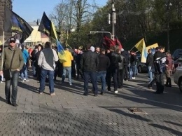 «Терпилы заплатят»: в центре Киева проходит митинг против повышения цен на топливо